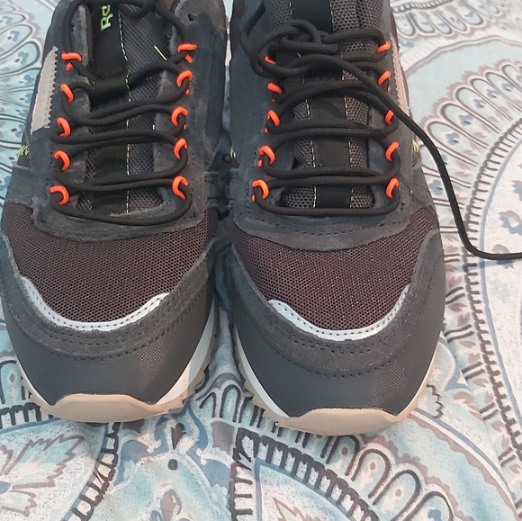 Size 7 Reebok - Picture 3 of 3